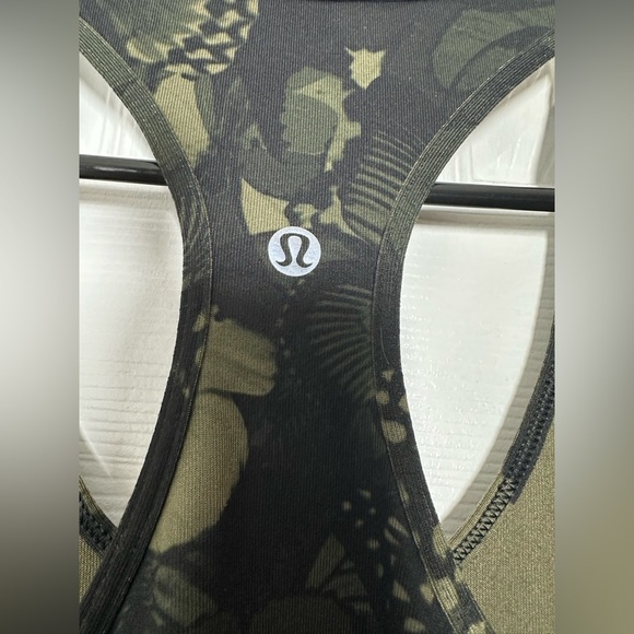 Size 8 Women Lululemon Tank Top Like New. - Picture 4 of 5